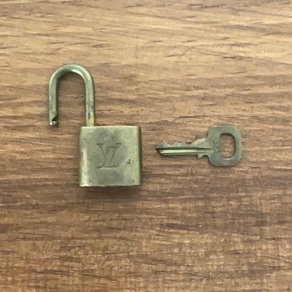 Louis Vuitton Brass '323' Padlock in Goldtone with Goldtone Key [a] - Picture 3 of 6